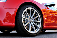 アルミホイールは10スポークの19インチ。ブレーキディスクは、放熱性に優れるとされるウエーブ状のものがおごられる。