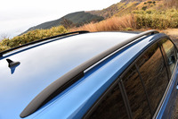 ルーフには、「TSIコンフォートライン」にはブラックの、「TSIハイライン」にはシルバーのルーフレールが備えられている。