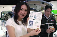 
	運転を体験すると、記念写真付きの認定証がもらえる。
	 