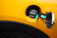 「クーパーS 3ドア」（6AT仕様）の燃費が17.6km/リッターなのに対し、「クーパーSD 3ドア」は23.8km/リッターとなっている（ともにJC08モード）。