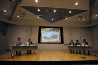 東京モーターショーの会場内に設置されたCOTYの開票会場。COTYの運営や選考メンバーの選出などは、自動車媒体と自動車関連の記事を積極的に取り扱う一般媒体によって構成される「日本カー・オブ・ザ・イヤー実行委員会」が行う。余談だが、『webCG』はCOTY実行委員会には参加していない。
    