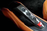 センターコンソールにはトランスミッションの「R」（後退）やオートモードのボタンを配した“ブリッジ”が設けられている。