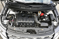 261psと42.8kgmを発生する新しい2.3リッターエコブーストエンジン。従来の2リッターユニット（243ps、37.3kgm）と比較して、燃費は約5％改善されている。