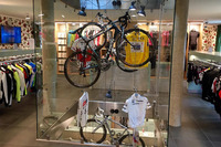 店内にはアンディの写真やバイクなども展示されており、さながら博物館のようだ。（写真＝サッシャ）