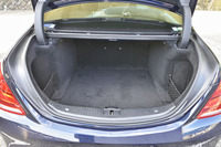 ラゲッジルームの容量は、非ハイブリッドモデルと事実上変わらない490リッターが確保されている。