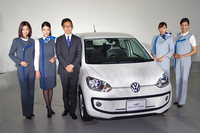 最新型「up!」は、2015年秋から正規ディーラーで新たに着用される女性スタッフの制服（写真）とともに披露された。写真左から3人目は、フォルクスワーゲン グループ ジャパンの庄司 茂 社長。
    