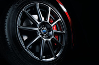 17インチアルミホイールと、ブレンボ製ブレーキを装備する。