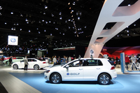 LAオートショー2014でのフォルクスワーゲンブース。