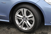 スペアタイヤが載らないため、タイヤはランフラットを装着する。