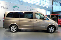 電動デュアルスライディングドアは、「V350アンビエンテ」と「V350アンビエンテ ロング」に標準装備される。