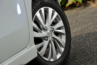 タイヤサイズは「FA」や「FX」などと同じ155/65R14だが、「FZ」のみアルミホイールを標準装備している。