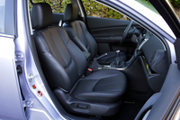 試乗車には革製のパワーシートが奢られた。適度な硬さで座り心地はいいが、助手席側にランバー調整とリフターが備わらないのが残念。