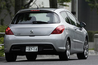 全幅が1800mmを超え、メーカー自ら「ミディアムサイズ」と呼ぶようになったプジョーの中核モデル308。GTiでは、前後のバックソナーが標準装備とされ、車庫入れ時に手助けをしてくれる。