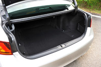 「GS350」のラゲッジルーム。ゴルフを楽しむオーナーも多い「GS」だけに、荷室の積載性や開口部の形状には注意が払われたという。ゴルフバッグは4つ収納可能。