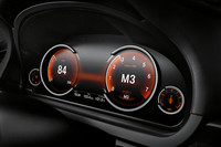 液晶を用いたメーターのアップ。走行モードによりグラフィックが変化する。