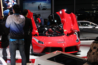 フェラーリのブースには、ジュネーブショーで発表されたスペシャルモデル「ラ・フェラーリ」の姿が。
