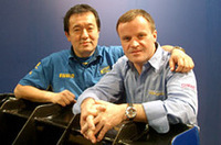 WRC王者になること4回の“帝王”トミ・マキネン氏も来場。会場では、マキネン氏やソルベルグがインプレッサをはじめレガシィやフォレスターといったスバルの市販車開発に関わっている様子も映像で紹介された。写真左は、東稔也SWRTマニュファクチャラー代表。