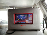 上海のタクシー車内に設置されている「タッチメディア」。メインのフレームで番組を放映中でも、右フレームのブランド名をタッチすると、CMにジャンプする。
    