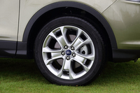 タイヤサイズは「タイタニアム」が235/50R18。「トレンド」が235/55R17となる。
    