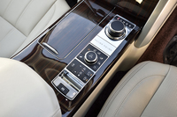 センターコンソールにはATのロータリーセレクター、その手前に「オート」モードが追加されたテレイン・レスポンス2オートのスイッチが備わる。
    