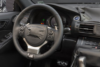 「F SPORT」のステアリングまわり。シフトパドルが備わる。