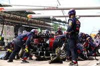 過去10戦、チームメイトのリカルドには予選成績で3勝7敗と負け越していたベッテル。今回はリカルドより前の2番グリッドを得てレースに臨み、序盤こそ優勝を狙えるポジションにいたものの、中盤に360度スピンを披露してしまい脱落。リカルド優勝の陰で、7位でチェッカードフラッグを受けた。既に2勝を挙げているチームメイトに対し、チャンピオンは未勝利でいる。（Photo=Red Bull Racing）
    