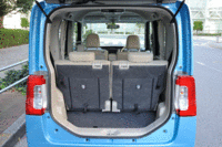 リアシートの格納は2段階のダイブダウン式。助手席を倒せば、長尺物も積みこむことができる。（写真をクリックすると、シートの倒れる様子が見られます）
    