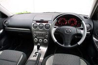 5ドアハッチバック「Sport」のトップグレード、「23S」のインパネ。黒を背景に、文字がオレンジ色で浮かび上がる「ブラックアウトメーター」を採用した。