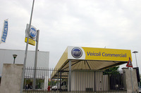 旧ロゴと、そのまた前のロゴが混在した商用車専売店。