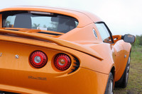 ミドに積まれるエンジンは、過給されるものの後方視界を遮るような補機類は付かない。