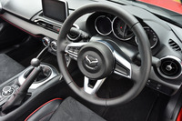 現行型「ロードスター」には、全車共通でデュアルピニオン式の電動パワーステアリングが採用されている。