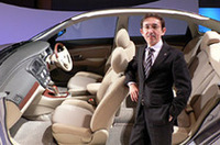 中村史郎常務デザイン本部長は「素材、色のハーモニー、面の豊かさなど全体の雰囲気から高級感を感じて欲しい」とのこと。「フーガ」のデザインに似ているという声に対しては、「もちろん、（日産デザインの）傾向としては（統一感を）意識していますよ」