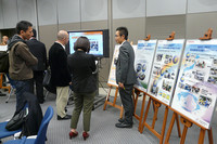 交通安全教育に関する、ホンダの国内外の活動を紹介するスタッフ。