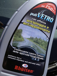 大矢アキオのおすすめ。虫がこびりつくことが多いイタリアでは必携のウィンドウ用洗剤。