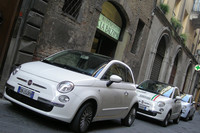バルツァナ自動車教習所前。ずらりと並んだ「フィアット500」。
