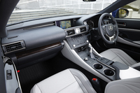 「RC350」のインテリア。クーペにふさわしいエレガンスと、スポーティーな走りを楽しむための包まれ感を両立させたという。