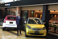 2台の「スマート・フォーツーカブリオ ターボ リミテッド」と、プレゼンテーションを行ったメルセデス・ベンツ日本の上野金太郎社長。