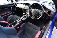 各所にあしらわれた「チェリーレッド」のアクセントや、「tS」のロゴが目を引くインテリア。
    