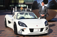 GLMの小間裕康社長と「トミーカイラZZ」。実車は2月1日から、東京・六本木にあるカーグッズのセレクトショップ、Le Garage（ル・ガラージュ）で展示される。