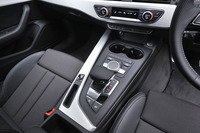 「A4」のFF仕様へのSトロニック（デュアルクラッチトランスミッション）の搭載はこの新型が初。旧型はマルチトロニック（CVT）だった。