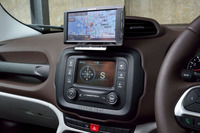テスト車には、別体型のカーナビ「カロッツェリアAVIC-MRP600」（写真上方）が装着されていた。中央に見える5インチモニターは、カーオーディオや方位に関する情報が表示される。