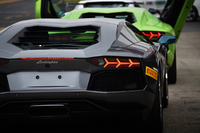 ピットロードにたたずむ「アヴェンタドール」。