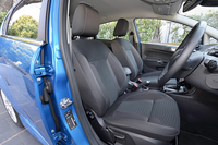 質感やホールド性にもこだわったというフロントシート。インテリアカラーは写真の1タイプのみとなる。