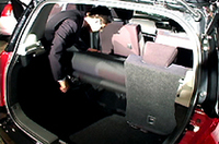 
	タンブルフォールディング式リアシートを折りたたむシーンが動画に収められてます。
	 