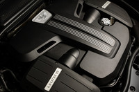 エンジンスペックは、W12のそれを68ps、4.1kgmを下回るものの、0-100km/hは4.9秒（GTCは5.0秒）、最高速度は303km/h（同301km/h）の実力を持つ。