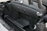 シートの後ろにはハンドバッグなどが置けるリアラゲッジトレイが備わり、トランクスルー機能により荷室へのアクセスも可能。
    