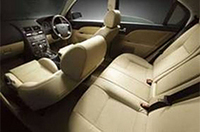 
	【写真上】「モンデオ GHIA X」
	【写真下】「モンデオ GHIA Xアルカンターラ」の内装
	 