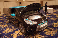 こちらは、EVのパワーユニットをエンジンの代わりに搭載した「シトロエンDS3」。SIM-Driveが提供するコンバージョン型技術の例である。「今後は、既存の車体を生かしつつ容易にEV化するための、こうした技術にも力を入れたい」とは、SIM-Drive会長 福武氏の弁。