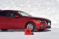 i-ACTIV AWDでは瞬時に後輪を駆動させることを目的に、電子制御カップリングの多板クラッチを完全にフリーにすることはない（前輪駆動時にも厳密な意味で前後トルク配分が100：0になることはない）。