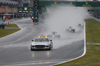 大雨の影響でレースはセーフティーカー先導でスタートした。（Photo=Mercedes）
    